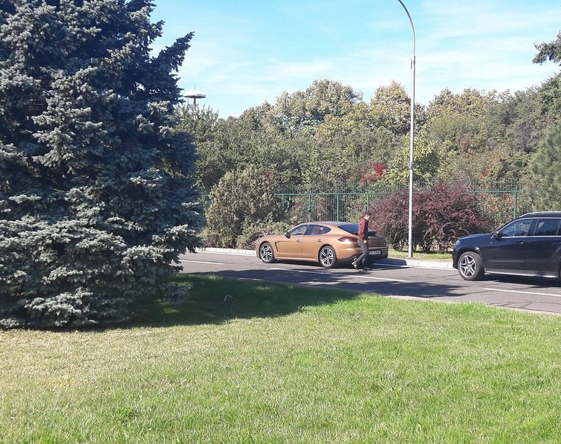 Mașinile Simonei Halep. ”Simo” se dă cu Mercedes, iar fratele umblă cu Porsche / GALERIE FOTO