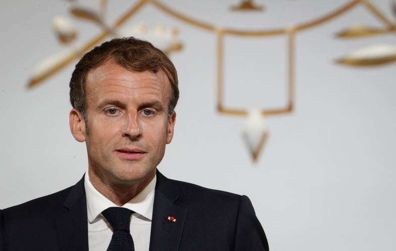 Anchetă la Paris, după ce o poză cu Emmanuel Macron în costum de baie a fost expusă într-o galerie, lângă Palatul Elysee