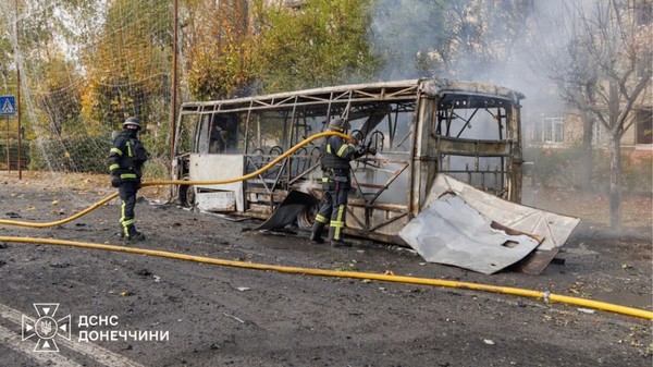 O bombă ghidată rusească a lovit plin două autobuze de transport în comun din Kramatorsk, Ucraina. Foto: Serviciul de Urgență de Stat al Regiunii Donețk