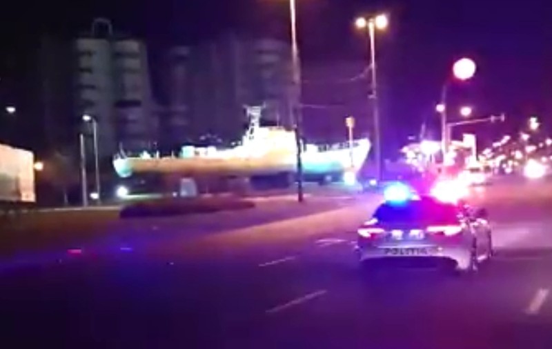 VIDEO | Urmărire ca în filme în Constanța, după ce un șofer nu a oprit la semnalul polițiștilor. Oamenii legii au fost șocați când au văzut cine era la volan