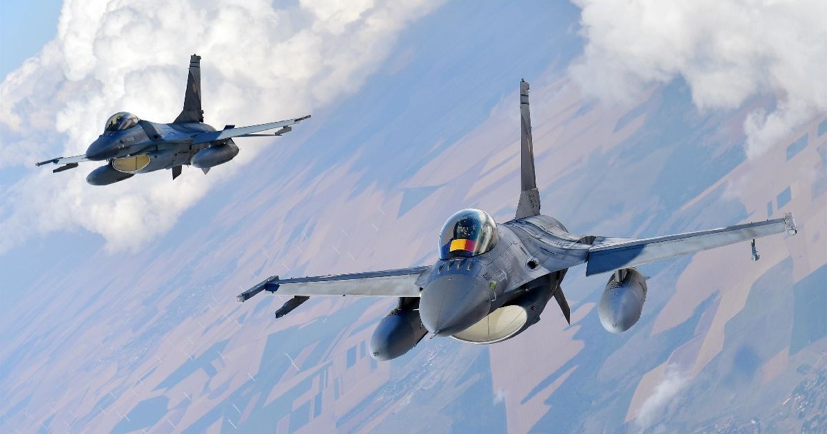 În imagine o pereche de avioane F16 ale Forțelor Aeriene Române, în patrulare