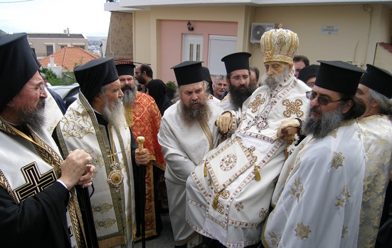 Un preot mort a fost urcat pe un tron și plimbat pe străzile Greciei / FOTO