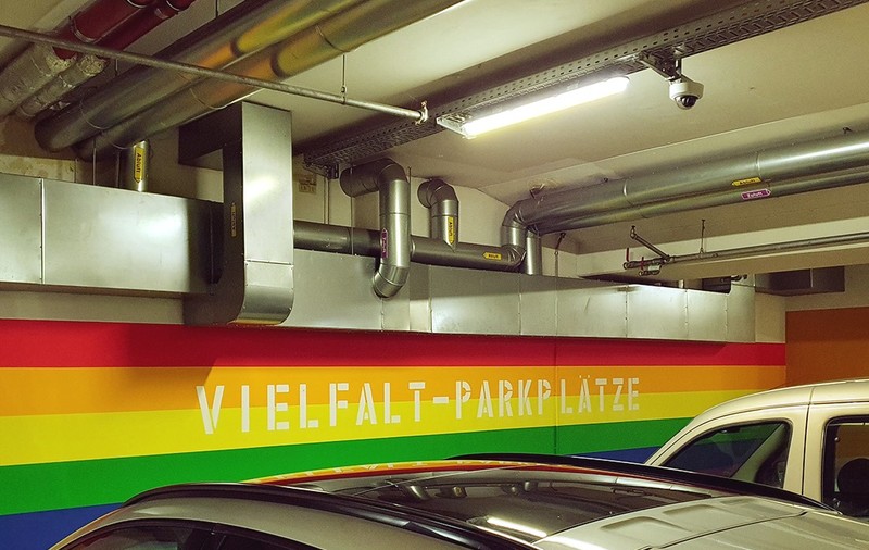 „Parcarea diversității” din orașul german Hanau, marcată în culorile curcubeului, a stârnit polemici: „Mesajul a fost înțeles greșit”