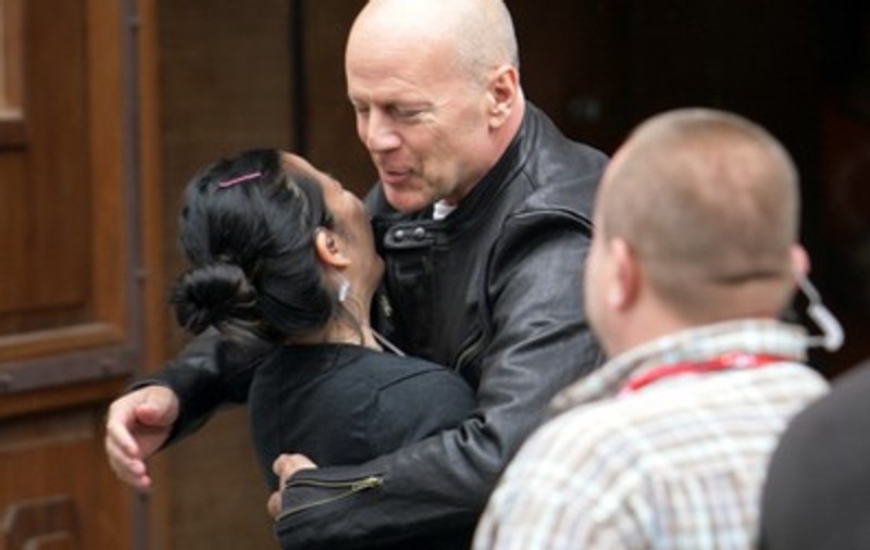 Bruce Willis a comis-o! Prins în tandrețuri cu o brunetă, în timp ce nevasta avea grijă de copil, acasă