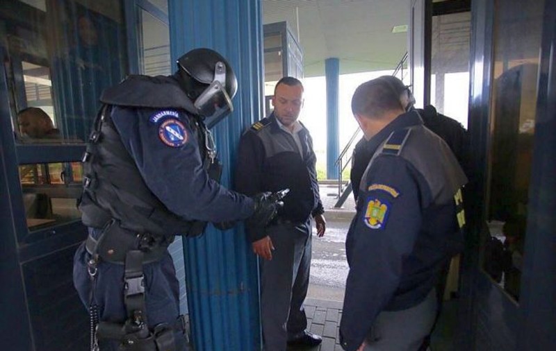 UPDATE: Razie în Vama Moravița! Polițiștii de frontieră făceau contrabadă cu ceasuri și ar fi ajutat infractori să fugă din țara