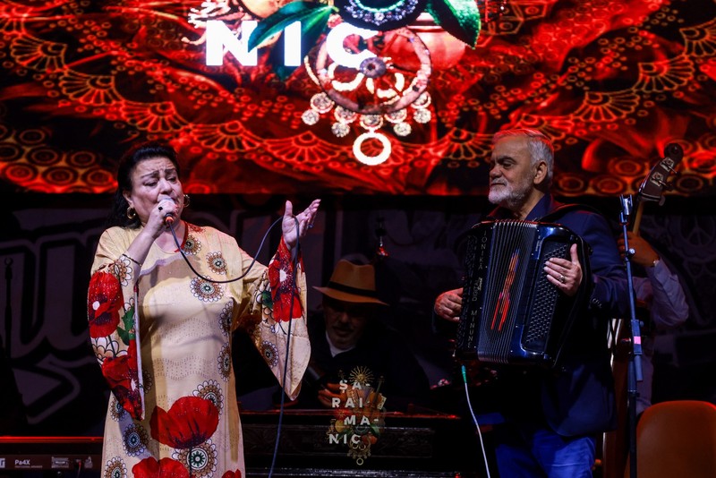 Solista Panseluţa Feraru şi acordeonistul Ionică Minune, pe scena Festivalului Şaraimanic de la Brezoi | Foto: Răzvan Valentin