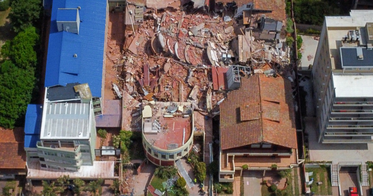 Imagine cu hotelul de 10 etaje, prăbușit în Argentina.
