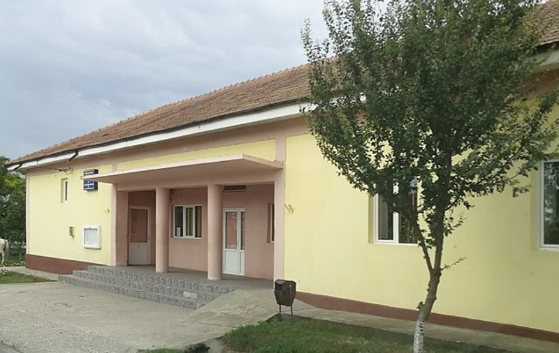 Morți ținuți în căminul cultural, unde se împart și darurile pentru copii. Care e explicația