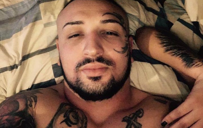 Interlopul „Tyson de la Buzău” se ascundea într-un bordel. A fost prins de mascați în blocul unde alt interlop, „Împăratu' Lumii”, obliga femei să se prostitueze