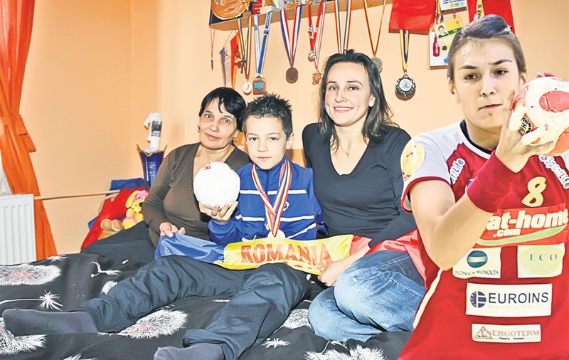 Familia Cristinei Neagu le încurajează pe handbalistele tricolore: «Capul sus!»