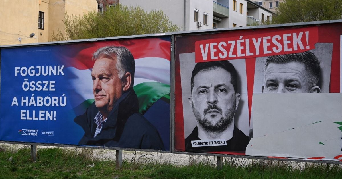 Un panou de campanie electorală pentru alegerile din Ungaria din 2026 în care apare Viktor Orban, iar în dreapta un banner cu Peter Magyar, liderul opoziției, și Volodimir Zelenski