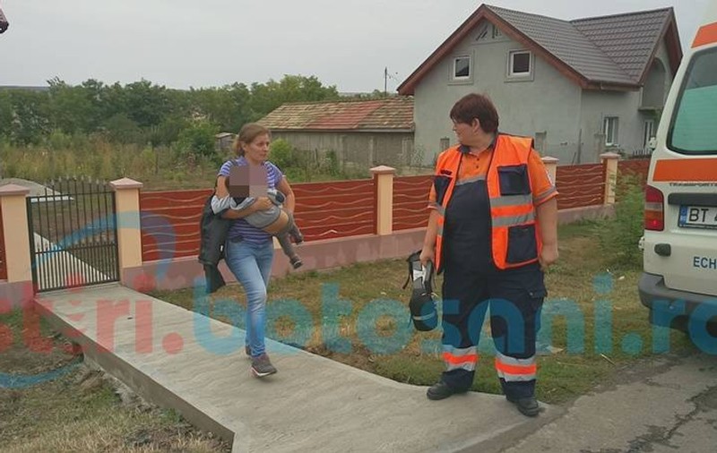 Un copil de 3 ani a căzut în fosa septică. La un pas de o tragedie
