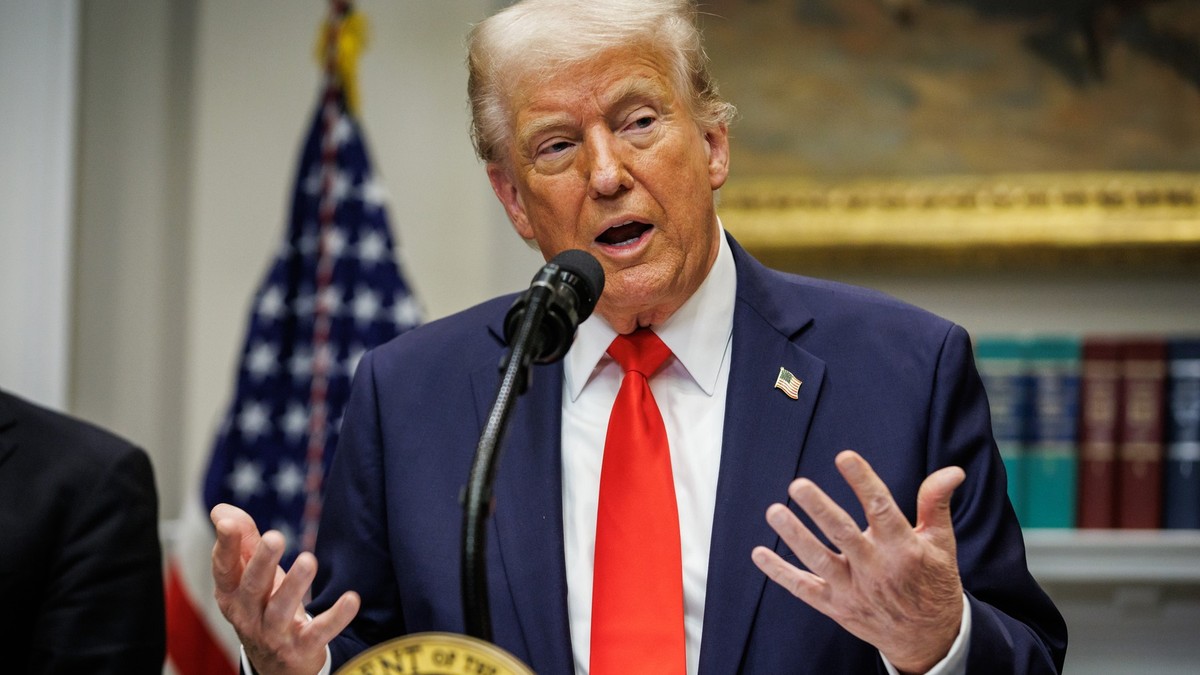 Donald Trump surprins în timp ce vorbește - 3 martie 2025