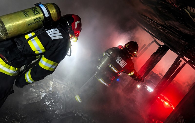 O femeie din Vâlcea și-a închis soțul într-o cameră și a dat foc apartamentului: bărbatul a fost aruncat pe geam de explozie de la etajul 3 și a murit