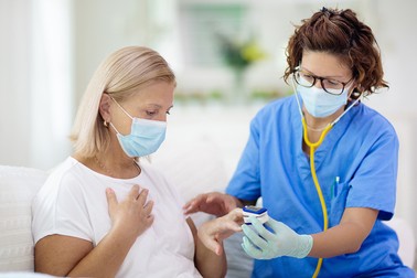 Consultantul este răsplătit înzecit, asistenta medicală este ignorată, spune scriitorul | Foto: Shutterstock