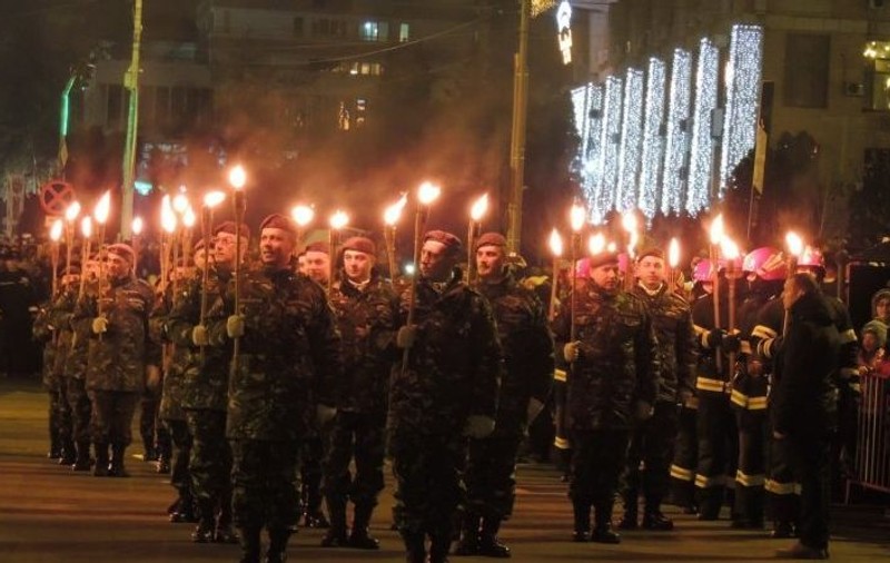 Retragerea cu torțe a militarilor, la parada militară de la Iași. Zeci de lampioane tricolore lansate în aer