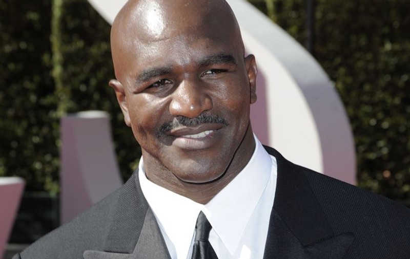 Evander Holyfield nu mai are voie să se apropie de soţie şi de copii