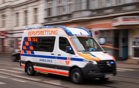 O ambulanță care circulă cu viteză pe șosea.