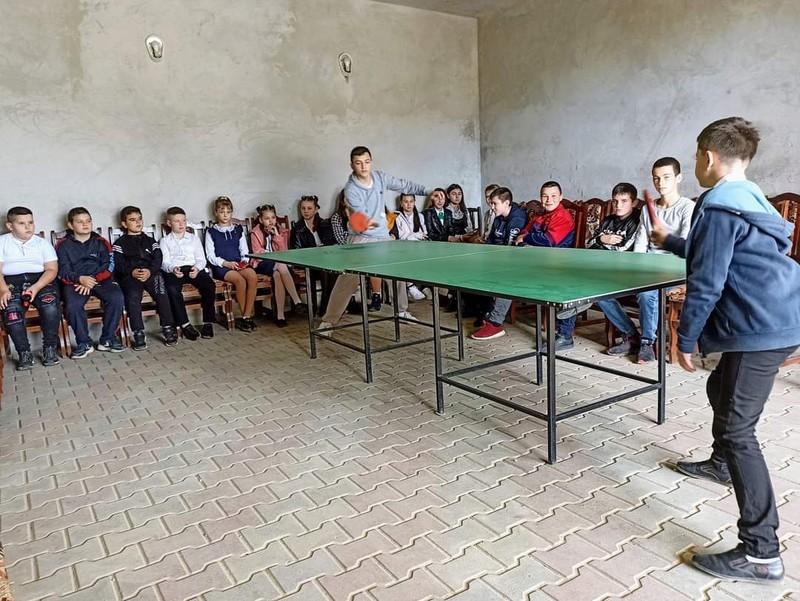 Copii jucând tenis de masă în adăpostul antiaerian