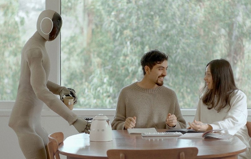 Cum funcționează Neo, primul robot menajeră din lume. Va costa 20.000 de dolari și un angajat al firmei 1X va sta cu ochii pe tine