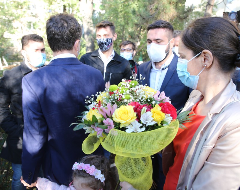 Episod delicat la ieșirea de la urne. Soția lui  Nicușor Dan, așteptată cu flori de un bărbat: "Să ştiţi că nu toţi bărbaţii fac femeile panarame"