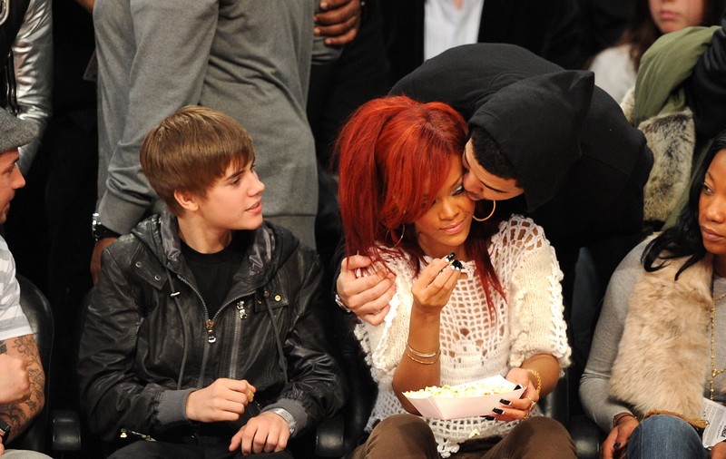 Muzica i-a adus din nou împreună! Rihanna, surprinsă în timp ce se sărută cu un fost iubit!