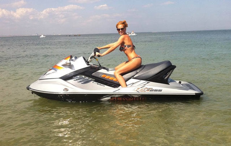 Andreea Bănică răspunde invidioşilor: "Eu am muncit ca să ajung chiar şi la a mă da cu ski-jetul"