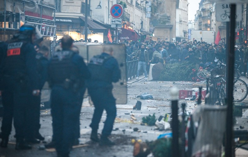 Confruntări violente la Paris între manifestanții kurzi și forțele de ordine, după atacul armat soldat cu 3 morți