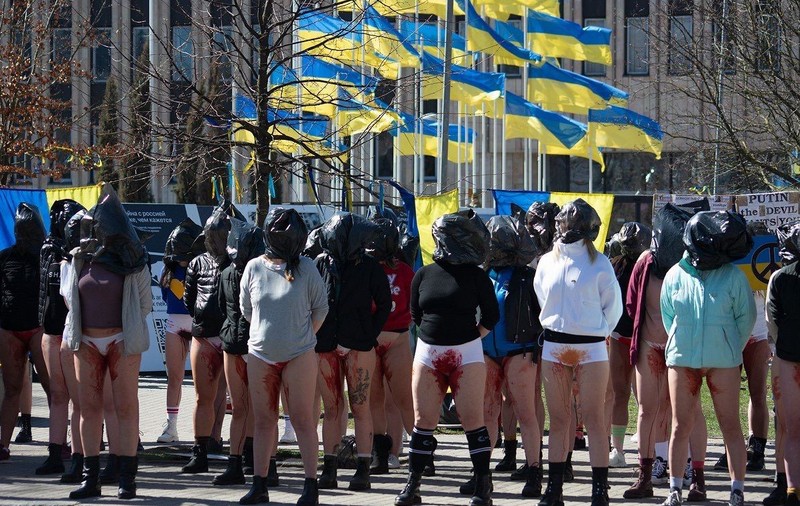 Cu vopsea roșie pe corp, mâinile legate la spate și saci negri pe cap, femeile din Letonia au protestat față de violurile comise de ruși în Ucraina
