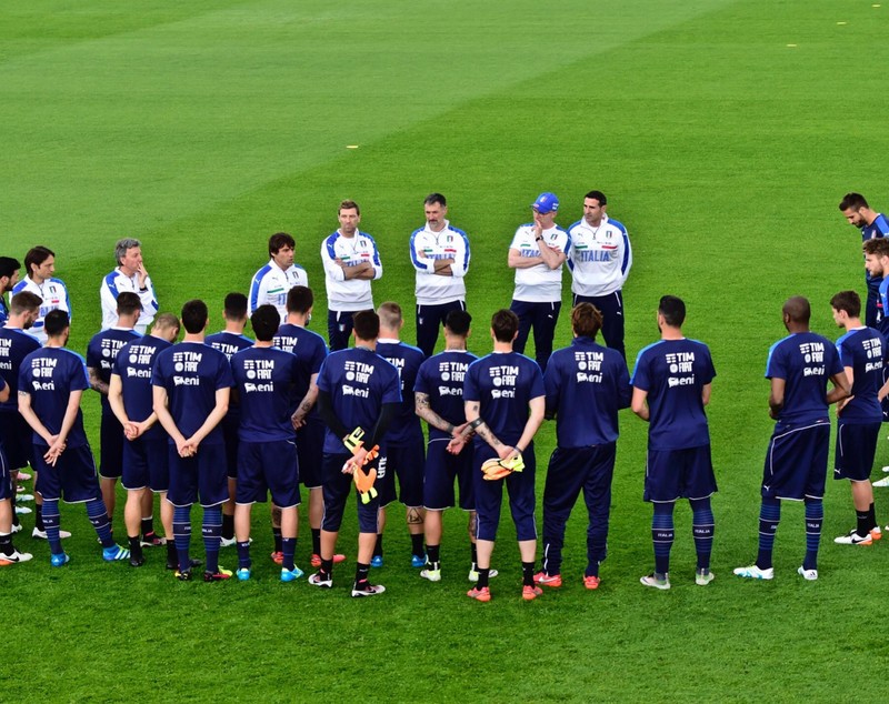 Imagini din cantonamentele echipelor calificate la Euro 2016. Polonezii, aduși cu elicopterul | GALERIE FOTO&FOTO