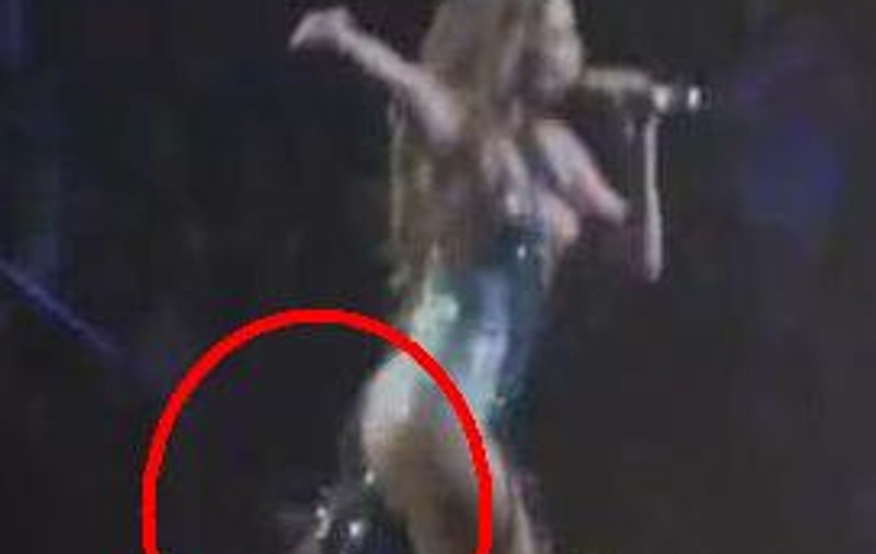 Video | Lui Jennifer Lopez i-a căzut părul pe scenă