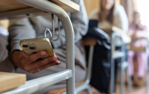 Telefoanele mobile, interzise în școli! Unde se va lua această măsură