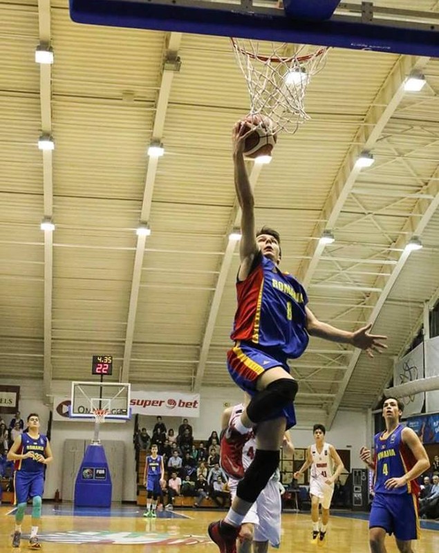 Baschetbalistul care nu aruncă la coş cartea! Andrei Arion are 15 ani și e unul dintre cei mai de perspectivă juniori de la Steaua CSM EximBank şi de la naţionala U16 / FOTO&VIDEO
