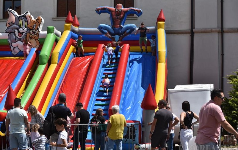 Vijelie la Oradea: trei copii, la spital, după ce o rafală de vânt a răsturnat toboganele gonflabile pe care se jucau