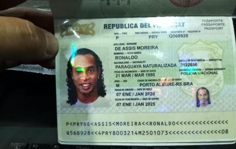 Ronaldinho a fost arestat la Asuncion și rămâne în detenție. Anchetatorii vizează acum și o posibilă pistă de ”spălare de bani”