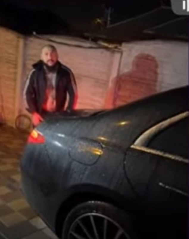Dani Mocanu, filmat cum își lovește cu barosul mașina de 200.000 de euro: „Arestul la domiciliu lasă semne”. A primit provocarea pe TikTok