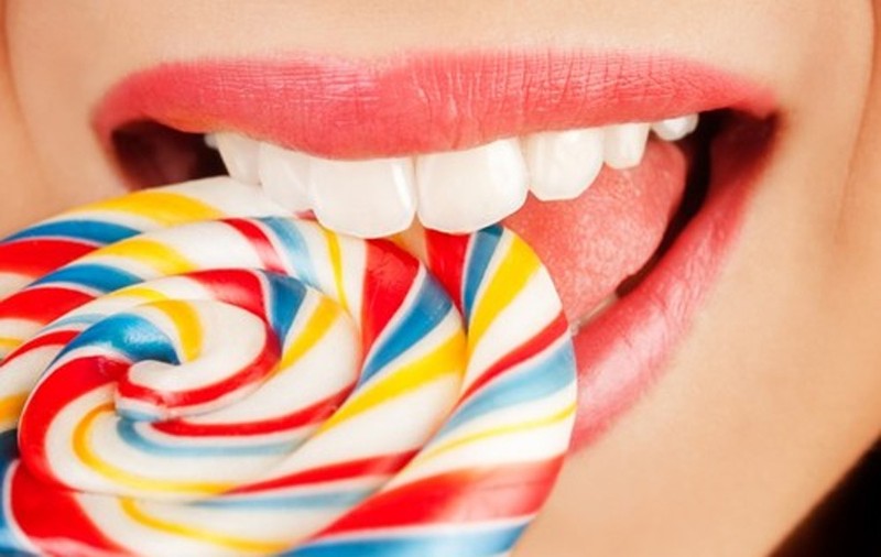 Parodontoza: De ce îţi cad dinţii şi sângerează gingiile