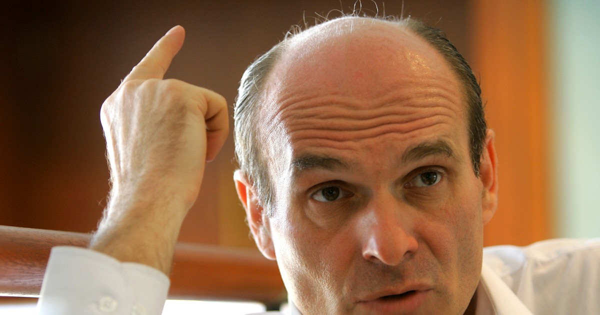 Poză cu Cristian Tudor Popescu ținând un deget ridicat și purtând o cămașă albă