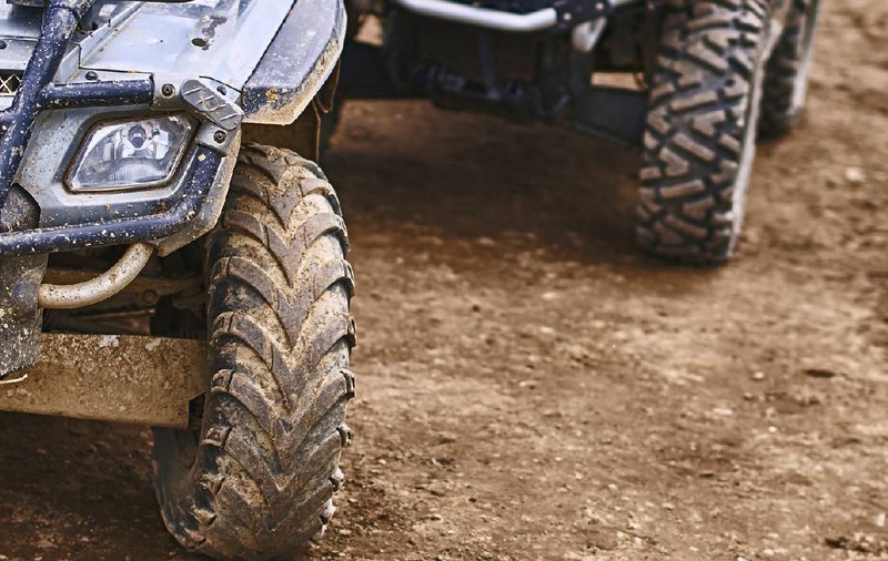 Un tânăr pe ATV s-a izbit de un copac de pe trotuar, după ce a încercat să scape de traficul din Cluj-Napoca: „A vrut el să fie șmecher!”