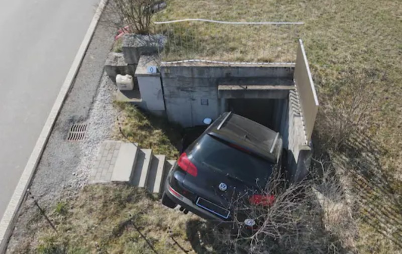 Copil de 13 ani rănit grav, după ce a furat o mașină și a căzut cu ea într-o stație de pompare a apei, în Elveția