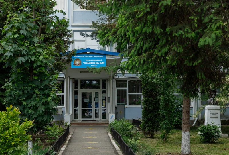 Fosta directoare a școlii a refuzat dialogul cu fata