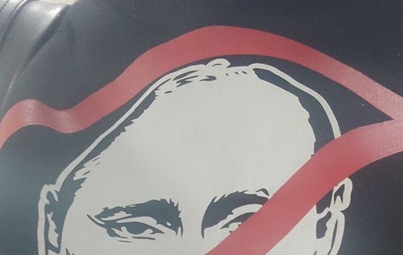 Un rus care purta un hanorac cu portretul lui Vladimir Putin tăiat a fost ridicat de pe stradă, arestat și dezbrăcat. Ce amendă riscă