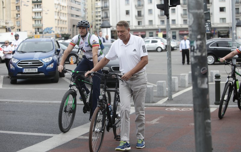 Klaus Iohannis, îmbrăcat cu Adidas. Simona Halep a renunțat la firma germană