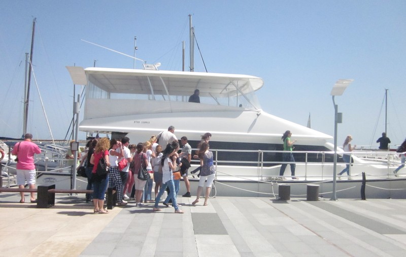 A dat 920.000 de euro pe acest OZN. Va plimba toată vara turiştii cu el!