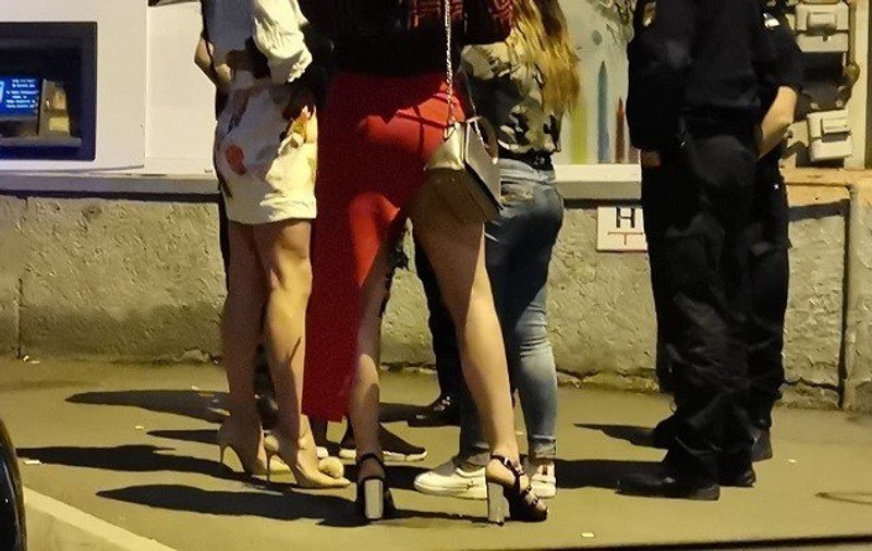 VIDEO | Doi travestiți au fost bătuți într-un club de manele din Sibiu