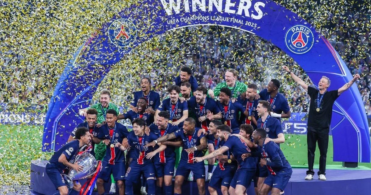 Paris Saint-Germain vs FC Internazionale - Finala Ligii Campionilor UEFA, Allianz Arena, München, Germania - 02 iunie 2025 Confetii peste tot, banner cu inscriptia Winner