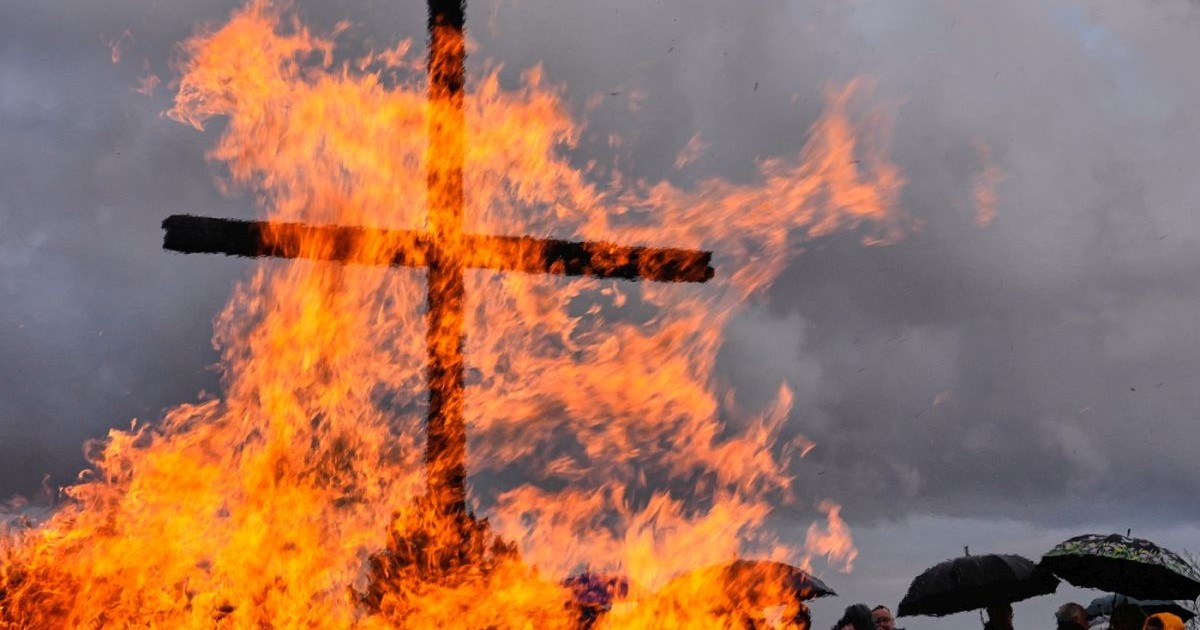 Oamenii participă la un foc tradițional de Paște, în Bottrop, Germania, duminică, 5 aprilie 2026