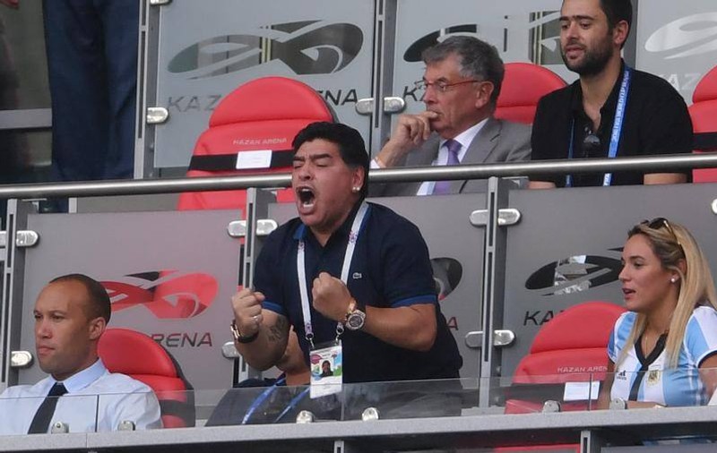 Reacțiile lui Diego Maradona din timpul meciului Franța - Argentina 4-3. La final, a pus tunurile pe selecționer / GALERIE FOTO