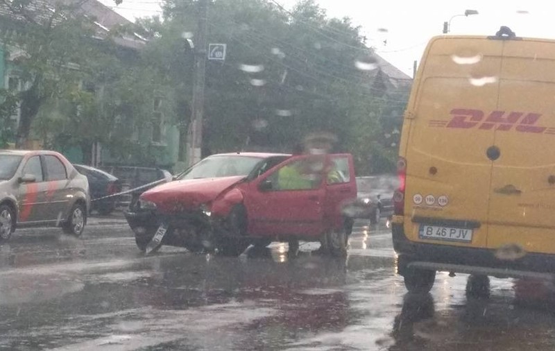 Un șofer de 19 ani care a pătruns cu mașina pe contrasens a rănit șase oameni, la Timișoara/ FOTO