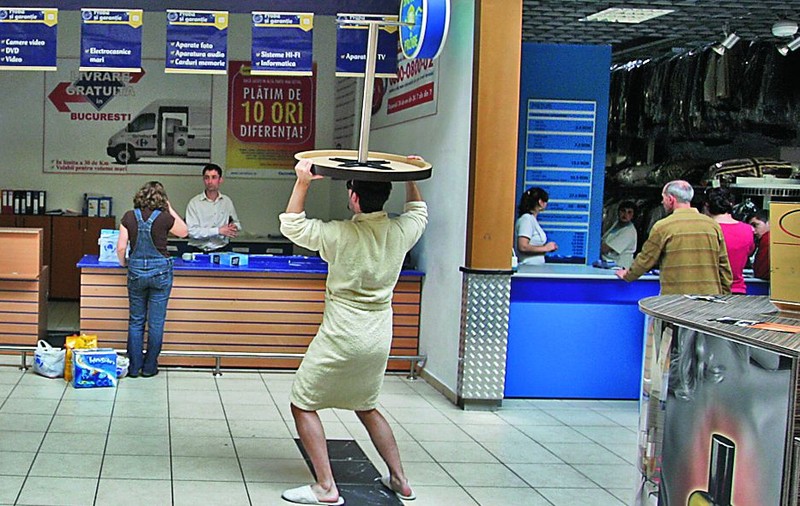 Smiley, în halat şi papuci prin mall